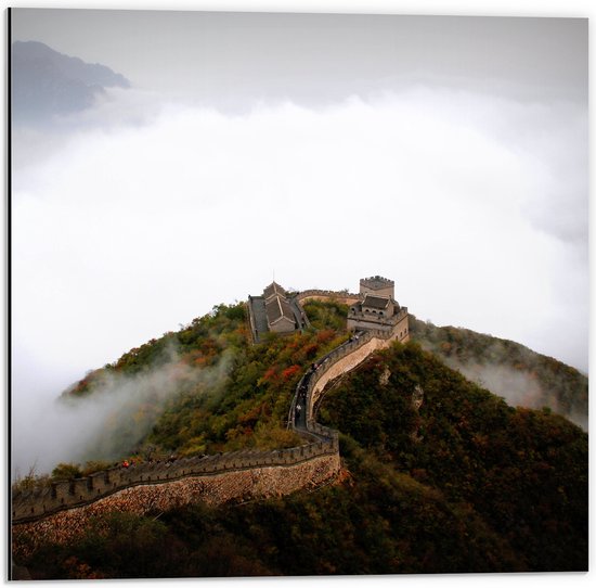 Dibond - Mist bij Berg met Chinese Muur - 50x50 cm Foto op Aluminium (Wanddecoratie van metaal)