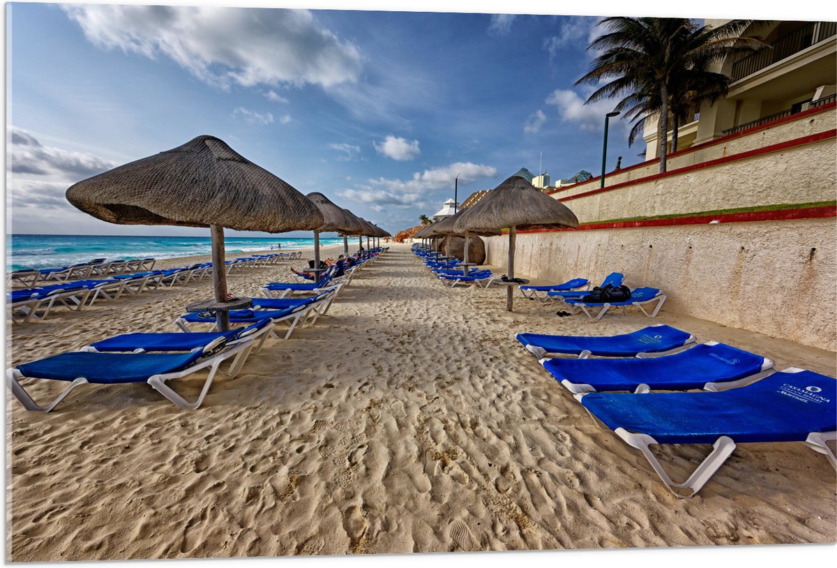 Acrylglas - Blauwe Ligbedden op Strand met Rieten Parasols - 105x70 cm Foto op Acrylglas (Met Ophangsysteem)
