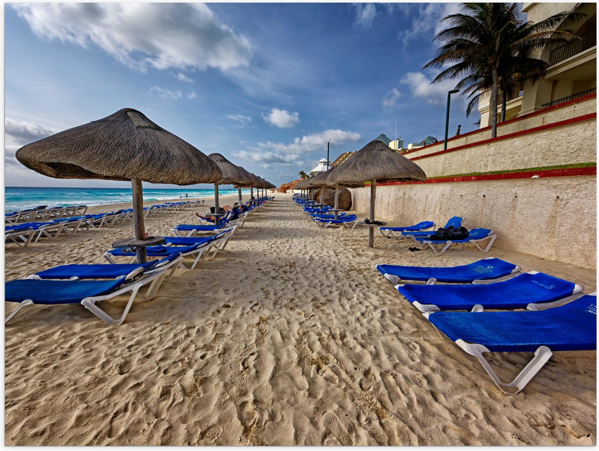 Poster Glanzend – Blauwe Ligbedden op Strand met Rieten Parasols - 40x30 cm Foto op Poster