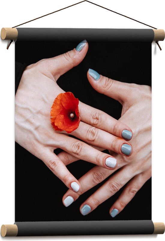 Textielposter - Vrouwen Hand met Bloem tussen Vingers en Blauw Gelakte Nagels - 30x40 cm Foto op Textiel