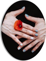 PVC Schuimplaat Ovaal - Vrouwen Hand met Bloem tussen Vingers en Blauw Gelakte Nagels - 21x28 cm Foto op Ovaal (Met Ophangsysteem)