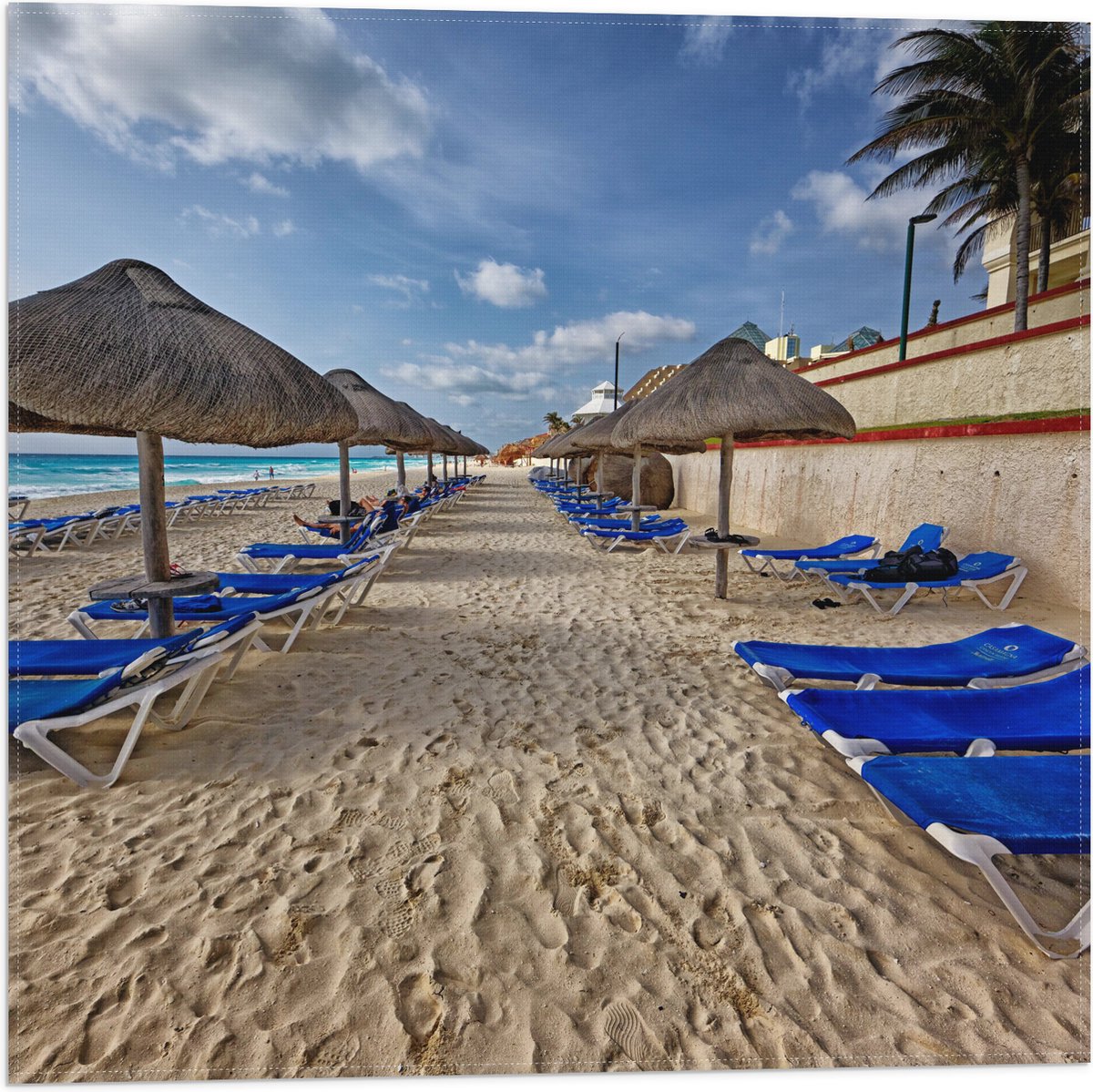 Vlag - Blauwe Ligbedden op Strand met Rieten Parasols - 50x50 cm Foto op Polyester Vlag