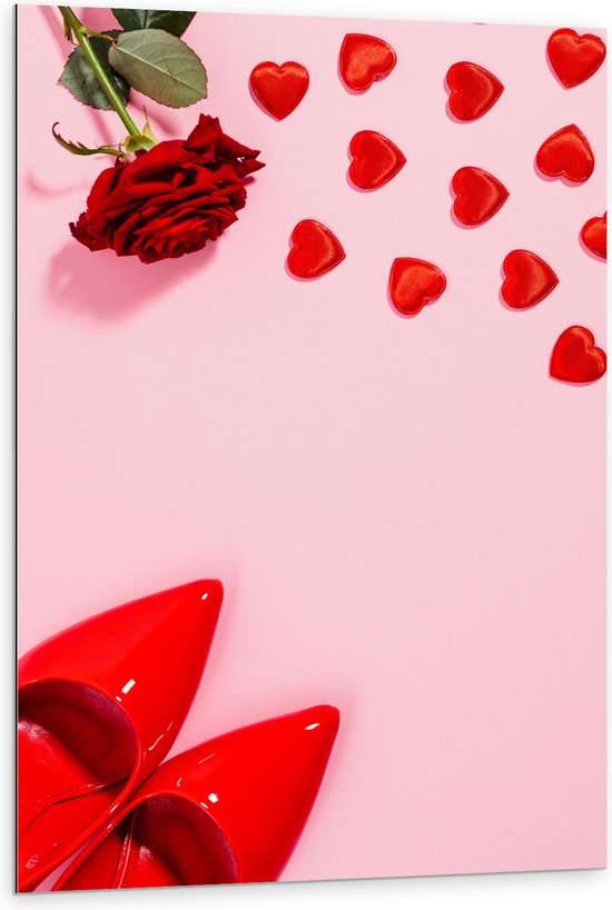 Dibond - Klassiek Rood Paar Hakken met Hartjes en Rode Roos op Lichtroze Achtergrond - 80x120 cm Foto op Aluminium (Met Ophangsysteem)