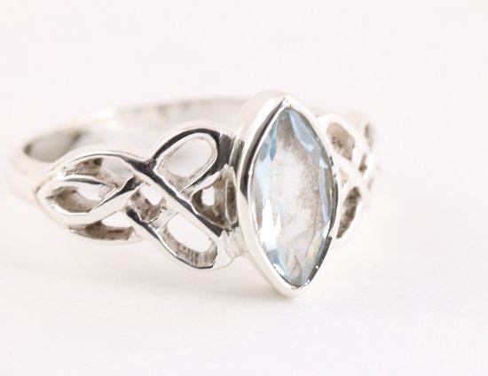 Fijne opengewerkte zilveren ring met blauwe topaas - maat 16