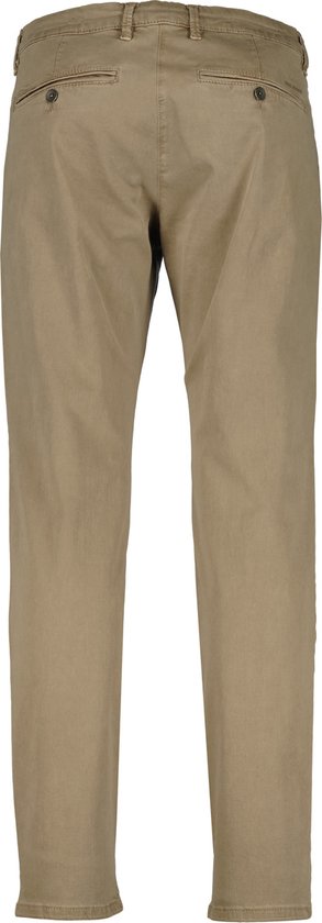 Achterkant van een lichtbruine Mac Jeans chino met moderne pasvorm.