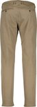 Achterkant van een lichtbruine Mac Jeans chino met moderne pasvorm.
