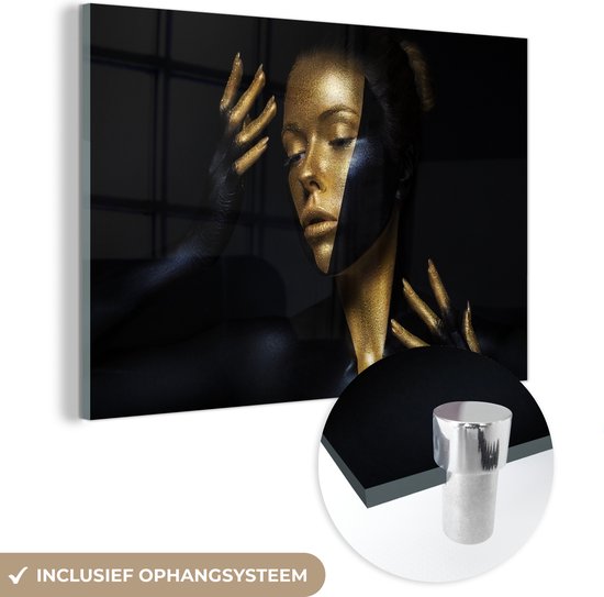 MuchoWow® Glasschilderij 150x100 cm - Schilderij acrylglas - Make up - Kunst - Vrouw - Luxe - Goud - Foto op glas - Schilderijen