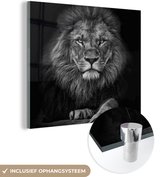 Glasschilderij leeuw - Zwart - Wit - Dieren - Foto op glas - Wanddecoratie glas - 20x20 cm - Woondecoratie - Schilderij glas - Muurdecoratie woonkamer
