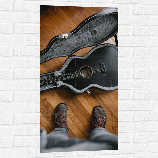 Foto: Muursticker zwarte houten gitaar in reiskoffer 50x100 cm foto op muursticker