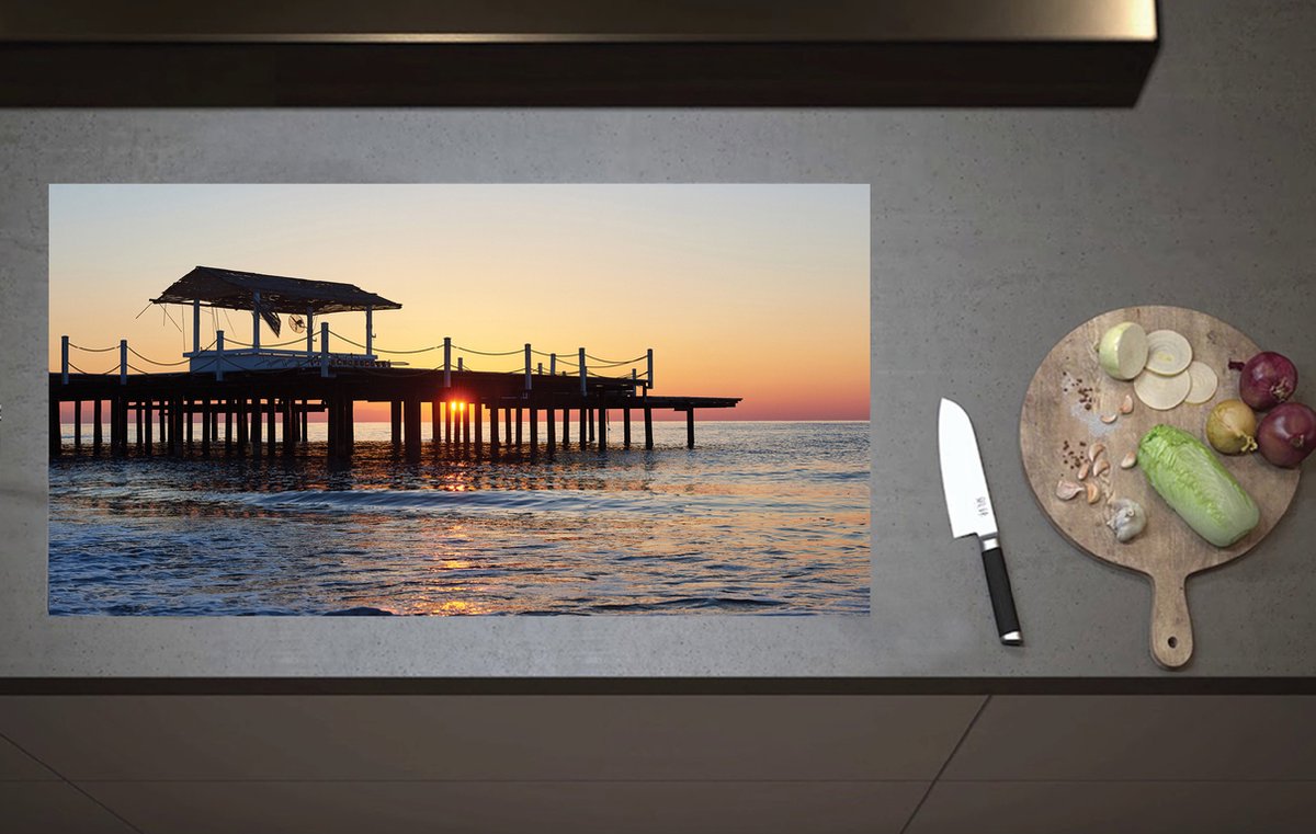 Inductieplaat Beschermer - Hutje op Houten Pier bij Zonsondergang boven de Oceaan - 90x52 cm - 2 mm Dik - Inductie Beschermer van Vinyl