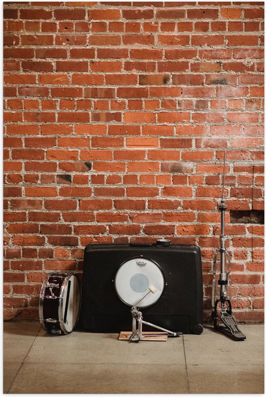 Poster (Mat) - Drumtoestel tegen Bakstenen Muur - 70x105 cm Foto op Posterpapier met een Matte look