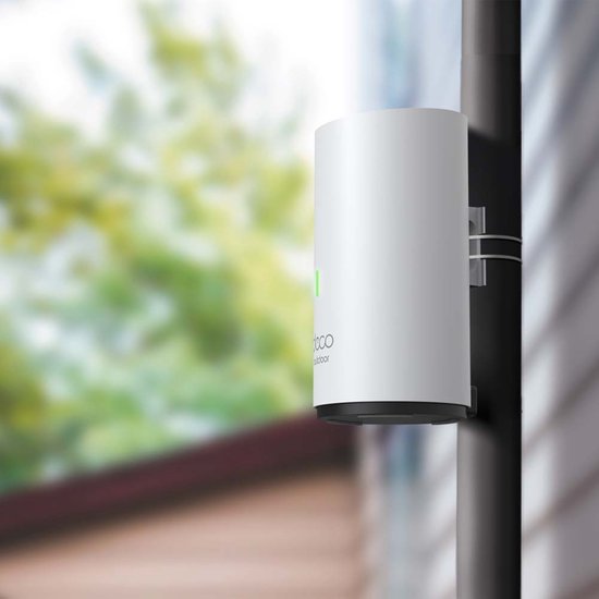 Wit TP-Link Deco X50-Outdoor WiFi versterker, bevestigd aan een paal. Groene LED aan.