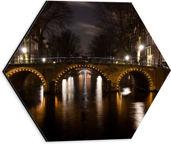Dibond Hexagon - Verlichte Amsterdamse Gracht in de Nacht - 30x26.1 cm Foto op Hexagon (Met Ophangsysteem)