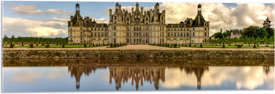 WallClassics - Acrylglas - Water voor Kasteel van Chambord, Frankrijk met Schapenwolken - 90x30 cm Foto op Acrylglas (Wanddecoratie op Acrylaat)