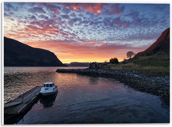 PVC Schuimplaat- Aangemeerd Wit Vissersbootje bij Bergen in Noorwegen Vroeg op de Avond - 40x30 cm Foto op PVC Schuimplaat