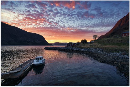 Poster Glanzend – Aangemeerd Wit Vissersbootje bij Bergen in Noorwegen Vroeg op de Avond - 150x100 cm Foto op Posterpapier met Glanzende Afwerking