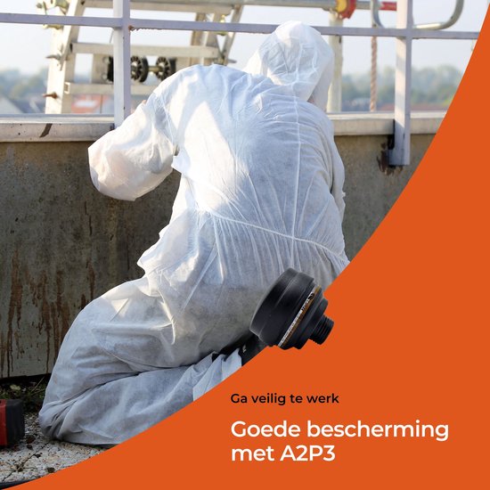 Persoon in wit beschermpak op dak, met A2P3 filter. "Goede bescherming met A2P3".