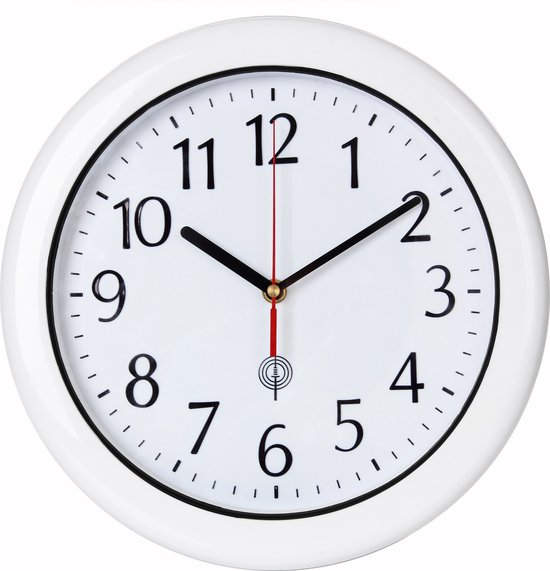 Witte ronde wandklok met zwarte cijfers en wijzers. Rode secondewijzer en een symbool voor radio-ontvangst.