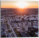 Dibond - Bovenaanzicht van Stad met Zonsondergang - 50x50 cm Foto op Aluminium (Met Ophangsysteem)