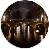 PVC Schuimplaat Muurcirkel - Verlichte Amsterdamse Gracht in de Nacht - 70x70 cm Foto op Muurcirkel (met ophangsysteem)