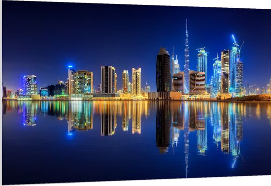 PVC Schuimplaat- Skyline van Dubai met Weerspiegeling in de Zee, Qatar - 150x100 cm Foto op PVC Schuimplaat