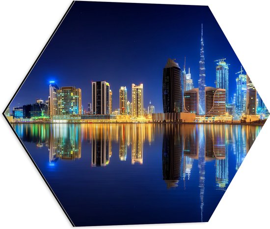 Dibond Hexagon - Skyline van Dubai met Weerspiegeling in de Zee, Qatar - 50x43.5 cm Foto op Hexagon (Met Ophangsysteem)