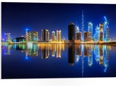 PVC Schuimplaat- Skyline van Dubai met Weerspiegeling in de Zee, Qatar - 75x50 cm Foto op PVC Schuimplaat