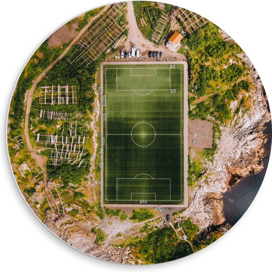 PVC Schuimplaat Muurcirkel - Bovenaanzicht van het Henningsvaer Voetbal Stadion in Noorwegen - 50x50 cm Foto op Muurcirkel (met ophangsysteem)
