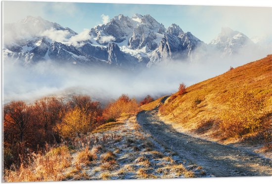 Acrylglas - Bergpad op Berg in de Wolken bij Sneeuwbergen - 105x70 cm Foto op Acrylglas (Met Ophangsysteem)