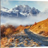 Dibond - Bergpad op Berg in de Wolken bij Sneeuwbergen - 80x80 cm Foto op Aluminium (Met Ophangsysteem)