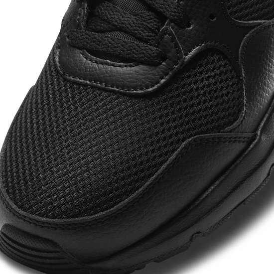 Close-up van de zwarte Nike sneaker neus met mesh en leer.