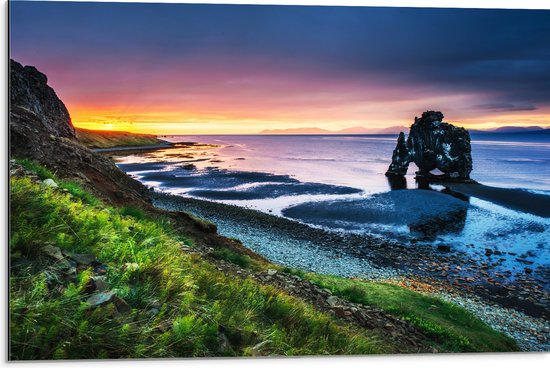 Dibond - Enorme Rots in de Zee bij de Bergen tijdens Zonsondergang - 75x50 cm Foto op Aluminium (Met Ophangsysteem)