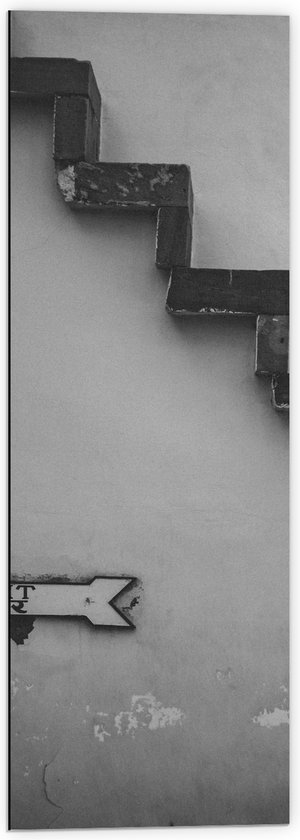 Dibond - Trap voor Witte Muur in het Zwart- wit met Bordje Exit - 40x120 cm Foto op Aluminium (Met Ophangsysteem)