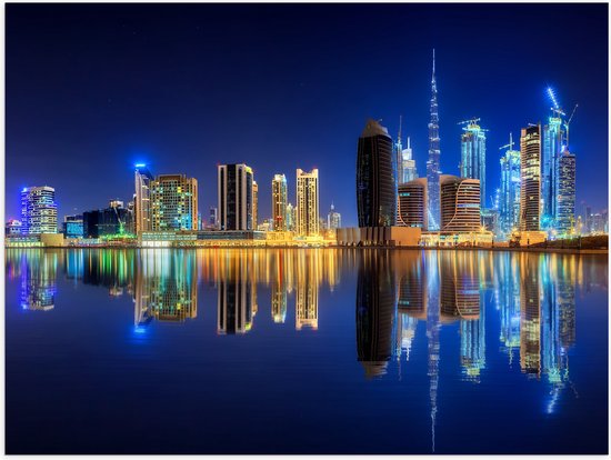 Poster Glanzend – Skyline van Dubai met Weerspiegeling in de Zee, Qatar - 80x60 cm Foto op Posterpapier met Glanzende Afwerking