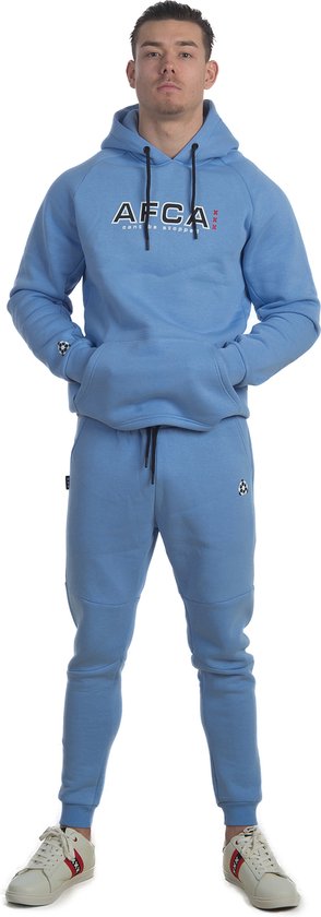 Man met trainingspak AFCA Fanwear Blue, bestaande uit een hoodie en joggingbroek.
