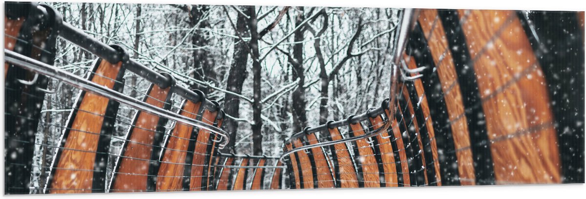 Vlag - Hekwerk in Ondergesneeuwd Bos - 150x50 cm Foto op Polyester Vlag