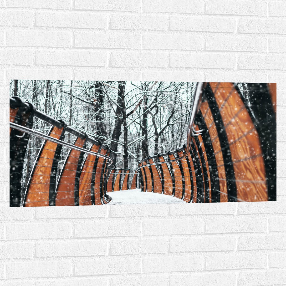 Muursticker - Hekwerk in Ondergesneeuwd Bos - 100x50 cm Foto op Muursticker