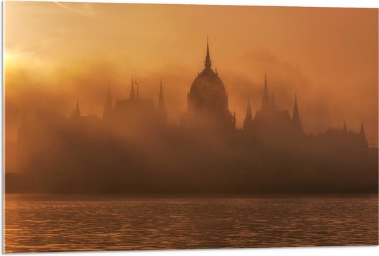 Acrylglas - Foto van Hongaars Parlementsgebouw aan het Water met Mist Ervoor - 90x60 cm Foto op Acrylglas (Met Ophangsysteem)