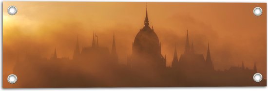 Tuinposter – Foto van Hongaars Parlementsgebouw aan het Water met Mist Ervoor - 60x20 cm Foto op Tuinposter (wanddecoratie voor buiten en binnen)