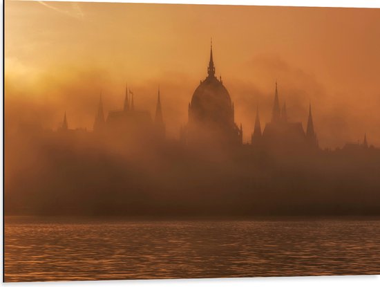 Dibond - Foto van Hongaars Parlementsgebouw aan het Water met Mist Ervoor - 80x60 cm Foto op Aluminium (Wanddecoratie van metaal)