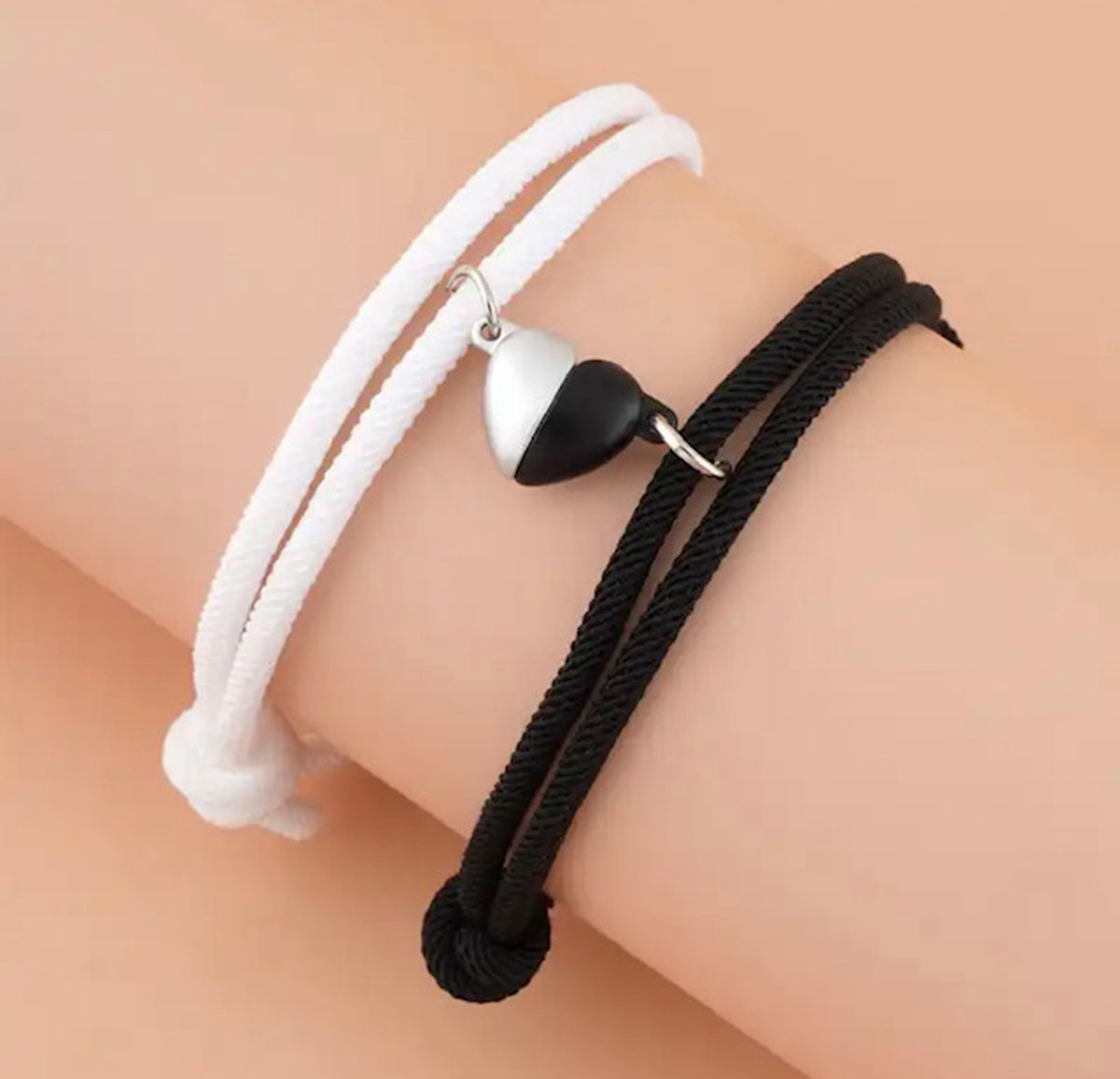 Koppel armband | Zwart & Wit | Liefdes Cadeau | Romantisch | Cadeau voor je vrouw of vriendin | Mannen Cadeautjes | magneten | liefdes armband | hartje | hartjes armband