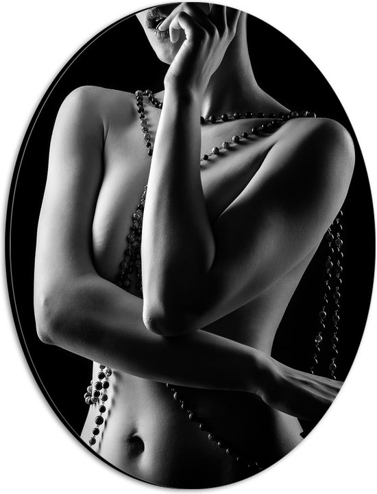 Dibond Ovaal - Poserende Naakte Vrouw met Kralen Kettingen (Zwart- wit) - 21x28 cm Foto op Ovaal (Met Ophangsysteem)