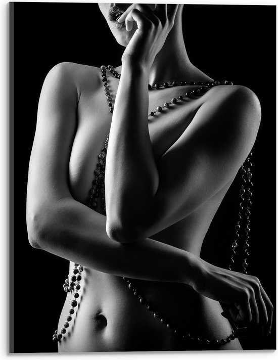 Acrylglas - Poserende Naakte Vrouw met Kralen Kettingen (Zwart- wit) - 30x40 cm Foto op Acrylglas (Met Ophangsysteem)