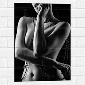 Muursticker - Poserende Naakte Vrouw met Kralen Kettingen (Zwart- wit) - 40x60 cm Foto op Muursticker