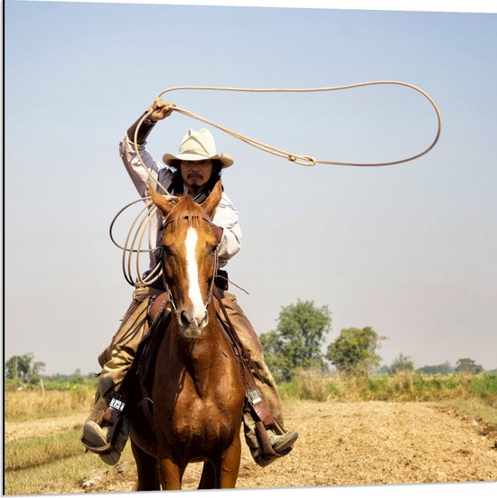 Dibond - Rijdende Cowboy met Lasso - 80x80 cm Foto op Aluminium (Wanddecoratie van metaal)