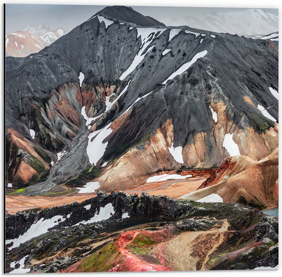 Dibond - Regenboog Tinten Bergen in Vulkaan Gebied - 50x50 cm Foto op Aluminium (Wanddecoratie van metaal)