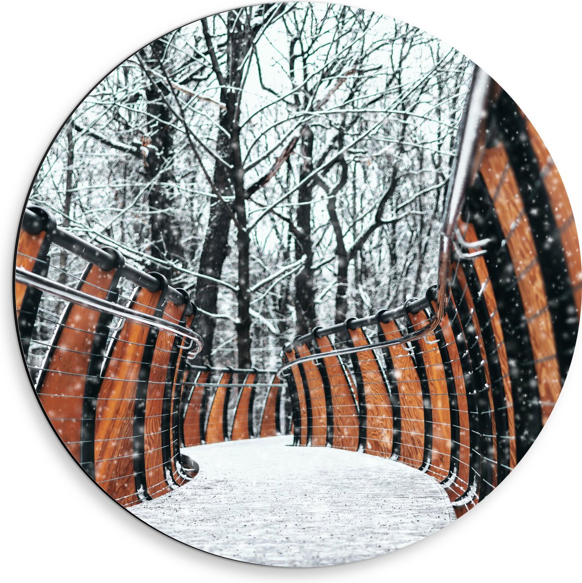 Dibond Muurcirkel - Hekwerk in Ondergesneeuwd Bos - 50x50 cm Foto op Aluminium Muurcirkel 