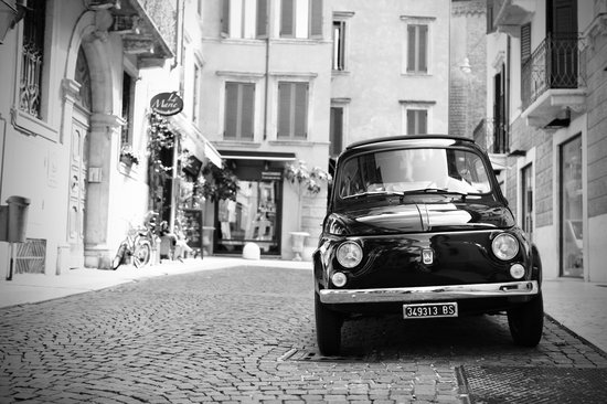 Foto in lijst 30 x 40 cm met passe partout - Fiat 500 Oldtimer in Italië zwart wit - foto ingelijst - fotolijsten met passe-partout - foto ingelijst - Muurdecoratie woonkamer - Wanddecoratie slaapkamer - fotowand - Vintage