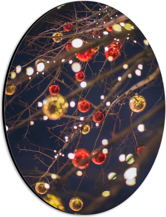 Dibond Ovaal - Lampjes en Kerstballen in de Boom - 21x28 cm Foto op Ovaal (Met Ophangsysteem)