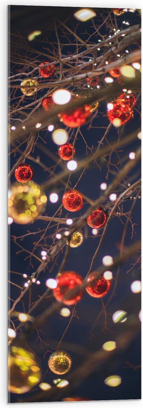 Acrylglas - Lampjes en Kerstballen in de Boom - 30x90 cm Foto op Acrylglas (Wanddecoratie op Acrylaat)